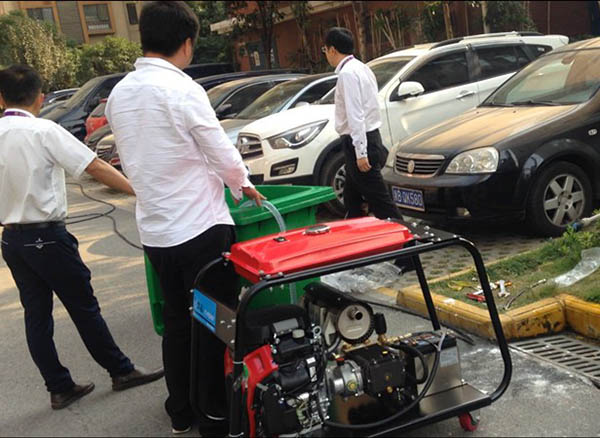 物業現場使用小型管道高壓疏通機