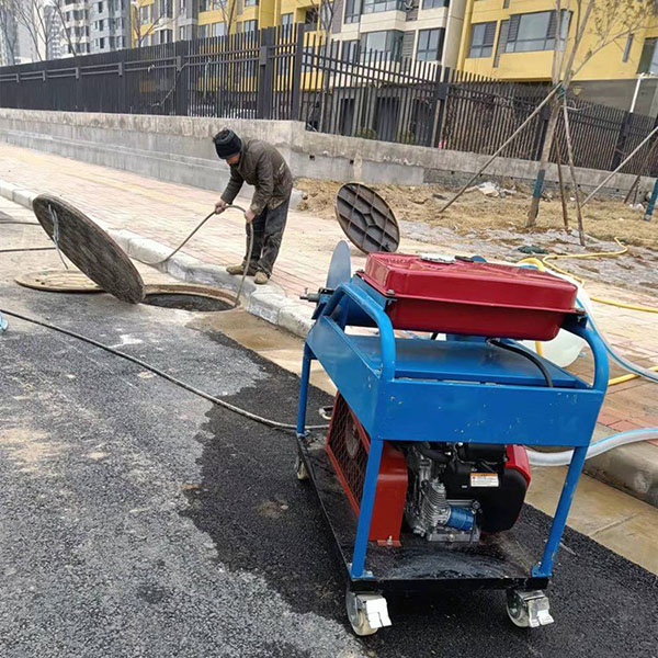 小區管道疏通機高壓清洗機現場